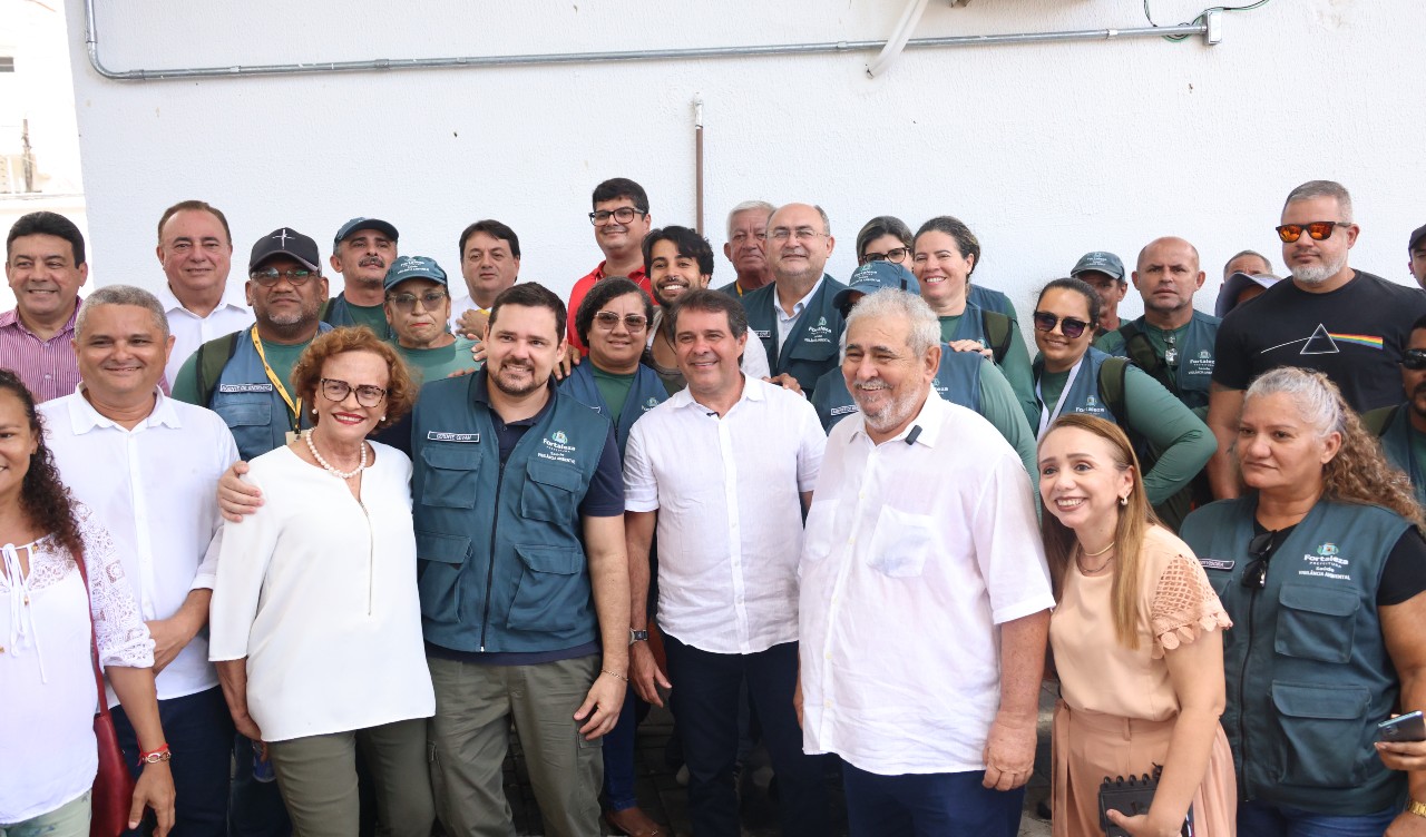 grupo de pessoas posa para a foto